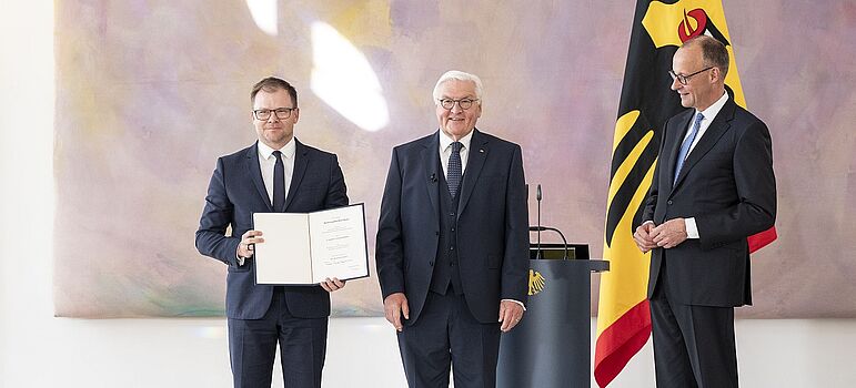 Übergabe Ernennungsurkunden in Schloss Bellevue: BM Lars Kingbeil (Finanzen), BM Alexander Dobrindt (Inneres), AM Johann Wadephul, BM Boris Pistorius (Verteidigung), BM Katharina Reiche (Wirtschaft), BM Dorothee Bär (Forschung), BM Stefanie Hubig (Justi Carsten Schneider mit Ernennungsurkunde neben Bundespräsident Frank-Walter Steinmeier und Bundeskanzler Friedrich Merz