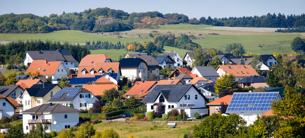 Kommune mit Solarpanelen bedeckten Dächern.