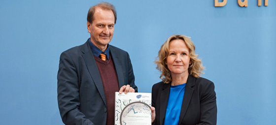 Steffi Lemke und UBA-Präsident Dirk Messner halten den Bericht beim Fototermin.
