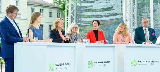 Podiumsdiskussion mit sieben Personen