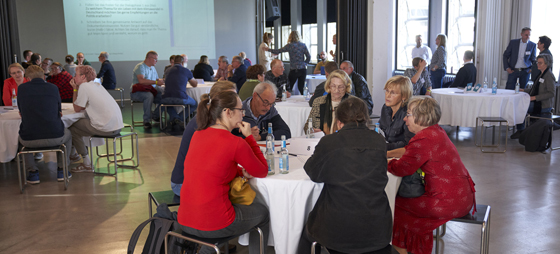 Diskussionsrunden an runden Tischen bei dem Dialog zur Klimaanpassung in Dessau-Roßlau.