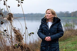 Bundesumweltministerin Lemke steht am Ufer.