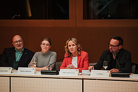 Steffi Lemke auf dem Podium hält eine Rede. 