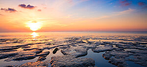 Das Wattenmeer in Niedersachsen im Sonnenuntergang. 