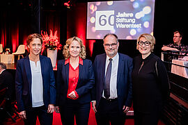 Vvon links nach rechts: Barbara Brandstetter, Verwaltungsratvorsitzende, Bundesministerin für Verbraucherschutz Steffi Lemke, Lukas Siebenkotten, Kuratoriumsvorsitzender, und Julia Bönisch, Vorständin der Stiftung Warentest, bei der Feier zu 60 Jahre Stiftung Warentest im Tipi am Kanzleramt.