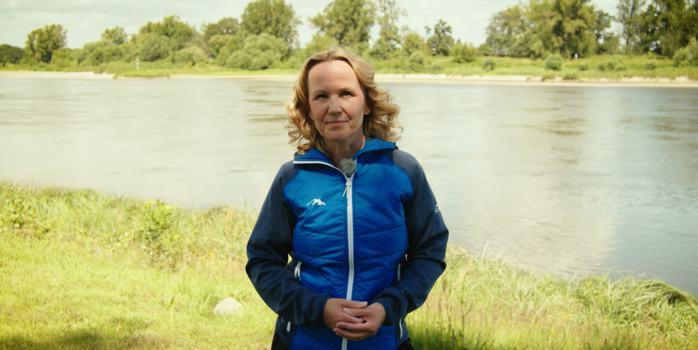 Bundesumweltministerin Steffi Lemke steht an der Elbe in Dessau.