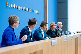 Steffi Lemke und die Beteiligten geben eine Bundepressekonferenz.