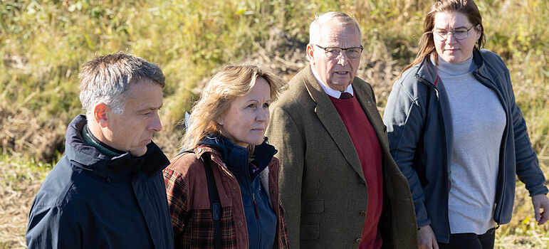 Bundesumweltministerin Steffi Lemke und die Teilnehmenden besuchen die Küstenmoorflächen in Bresewitz.