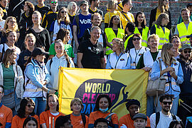 Gruppenfoto im Mauerpark mit Steffi Lemke