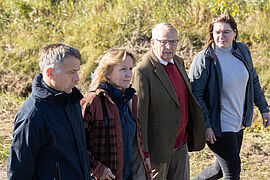 Bundesumweltministerin Steffi Lemke und die Teilnehmenden besuchen die Küstenmoorflächen in Bresewitz.