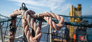Ein Seil auf einem Boot vor Wasser