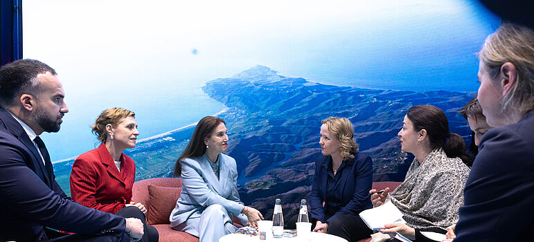 Steffi Lemke im Gespräch mit ihrer Amtskollegin Mirela Kumbaro.