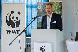 WWF-Vorstand Jan-Peter Schemmel hält eine Rede