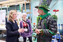 Steffi Lemke unterhält sich an einem Stand.