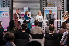 Dr. Christiane nimmt an der Podiumsdiskussion teil