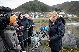 Steffi Lemke gibt im Ahrtal ein Interview.