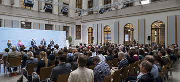 Blick in den Saal mit allen Teilnehmenden