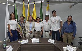 Gruppenfoto mit Steffi Lemke und der Botschafterin Martina Klumpp.