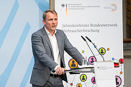 Parlamentarischer Staatssekretär Dr. Jan-Niclas Gesenhues am Rednerpult