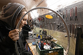 BM Steffi Lemke überreicht Förderbescheide an Repair-Cafes in Magdeburg.