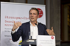 Dr. Jan-Niclas Gesenhues am Rednerpult