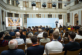 Blick in den Saal, während Prof. Dr. Mike Featherstone am Rednerpult steht.