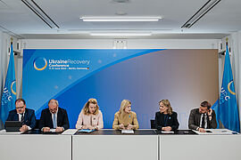 Teilnehmende der Konferenz auf dem Podium 