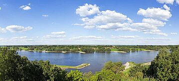 Panorama der Elbe-Flusslandschaft in unberührter Natur und bewölktem Himmel