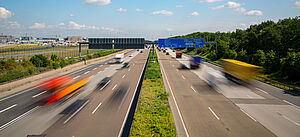 Autos fahren auf einer Autobahn