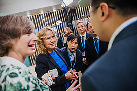 Steffi Lemke im Gespräch mit anderen Vertretern auf der COP29