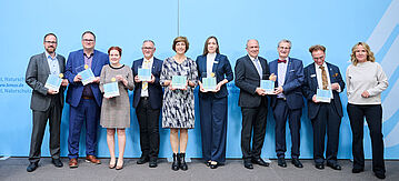 Gruppenbild der Gewinnerinnen und Gewinner mit Steffi Lemke