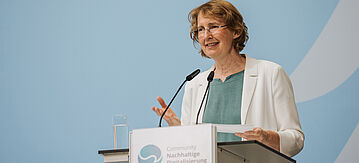 Dr. Christiane Rohleder am Rednerpult.