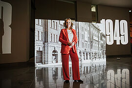 Steffi Lemke vor der Medien-Installation im BMUV