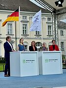 Fünf Personen diskutieren auf dem Podium