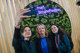 2 Vertreterinnen von Jugend-Umweltorganisationen machen mit Steffi Lemke ein Selfi.